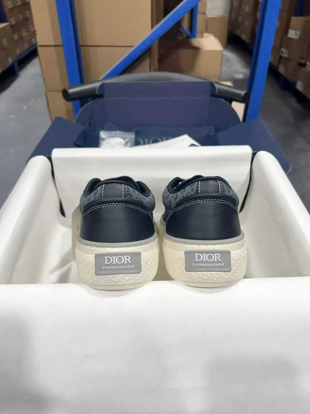 👟👟Ex-factory price 560👟👟 𝐃𝐢𝐨𝐫 𝐱 𝐒𝐭𝐨𝐧𝐞 𝐈𝐬𝐥𝐚𝐧𝐝 𝐁𝟯𝟯 Dior co-branded Stone Island new casual sports shoes Skateboard shoes 111111111 This B33 sneaker comes from the DIOR AND STONE ISLAND limited series. It is a new interpretation of the classic tennis shoe. The fashionable silhouette highlights the heavy texture. The black-dyed cotton has a delicate wash and soft texture, and is finished with the classic Oblique print on the sides, paying homage to the exceptional craftsmanship of the exclusive collaboration. The tongue is embossed with the Dior signature, while cannage panels on the front, DIOR AND STONE ISLAND signature on the back and insole. The rubber outsole features the Dior Oblique pattern, while a contrasting Dior 30 Avenue Montaigne signature on the rear adds style. It can add a modern touch to various casual looks, and can also be matched with other DIOR AND STONE ISLAND items. Exquisite packaging at the delivery counter🛍📦 Customized cowhide material, sheepskin lining, original molded outsole Size: 35-45
